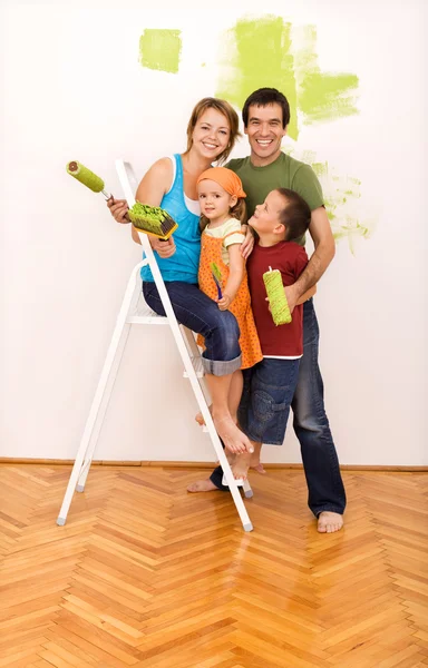 Šťastná rodina malbou jejich nový domov — Stock fotografie