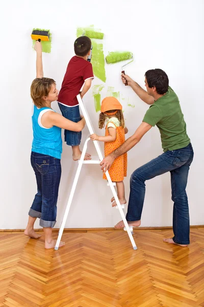 Щаслива родина, що прикрашає будинок - картина — стокове фото