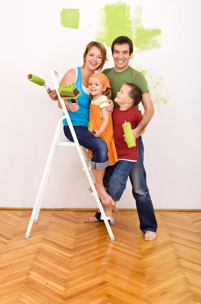 Šťastná rodina před vymalovat svůj domov — Stock fotografie