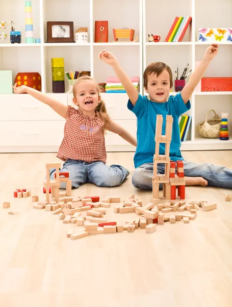 Bambini orgogliosi dei loro edifici in blocchi di legno Foto Stock Royalty Free