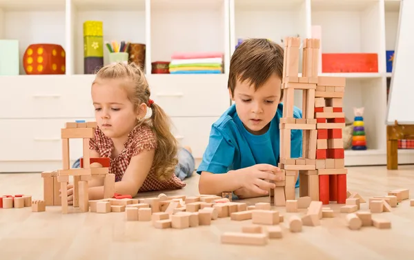 Kinderen spelen met houtblokken Stockfoto