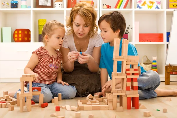 Familie-activiteiten in de kinderkamer Stockfoto