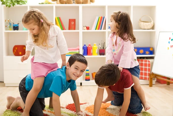 Crianças brincando com amigos em seu quarto — Fotografia de Stock