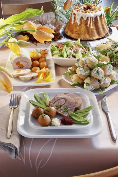 Tablo lezzetli gıda plakaları ile yemek yiyecek — Stok fotoğraf