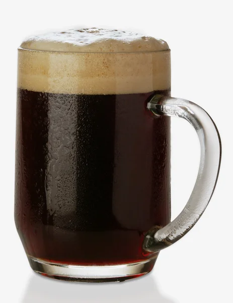 Cálice da caneca de cerveja escura de kvass — Fotografia de Stock
