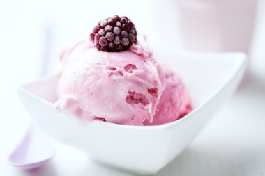 Raspberry ice cream clipart