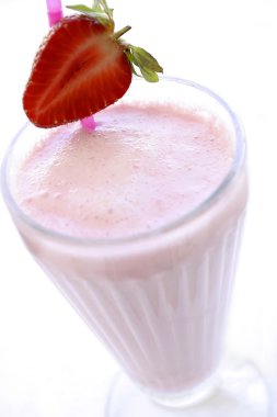 enfes çilekli milkshake