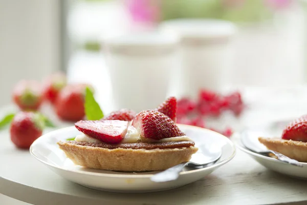 Tea and strawberry tart — Stock Photo, Image