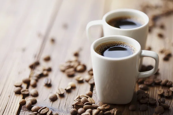 Кофейные зерна и кофе — стоковое фото