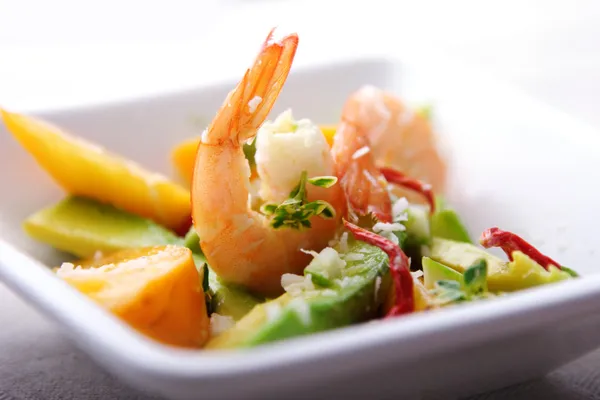 Salada de camarão, abacate e manga — Fotografia de Stock