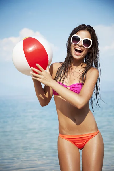 Playing beach ball — Stock Photo, Image