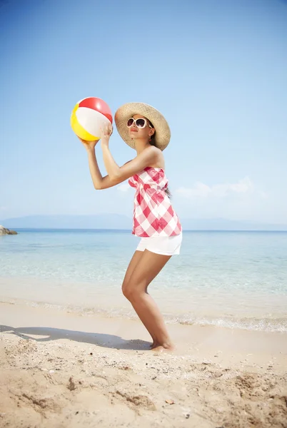 Giocare a beach ball — Foto Stock