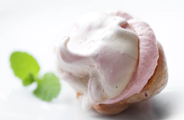 Meringues and cream — Stock Photo, Image