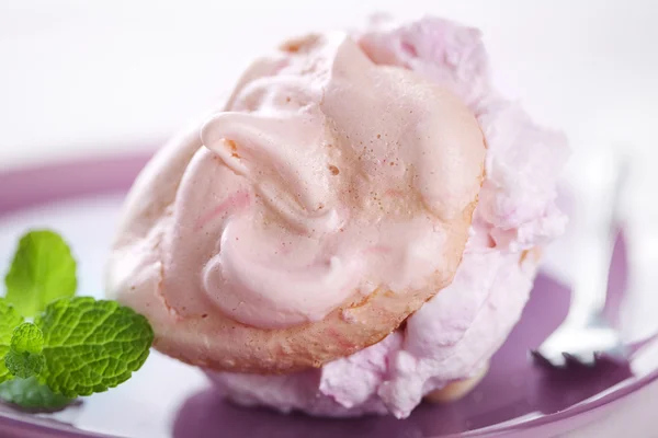 Meringues and cream — Stock Photo, Image