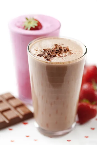 Schokolade und Erdbeer-Milchshake — Stockfoto