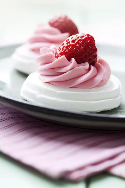 Strawberry meringue pavlova — Stock Photo, Image