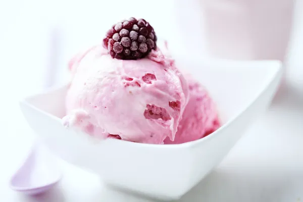 Малиновое мороженое — стоковое фото