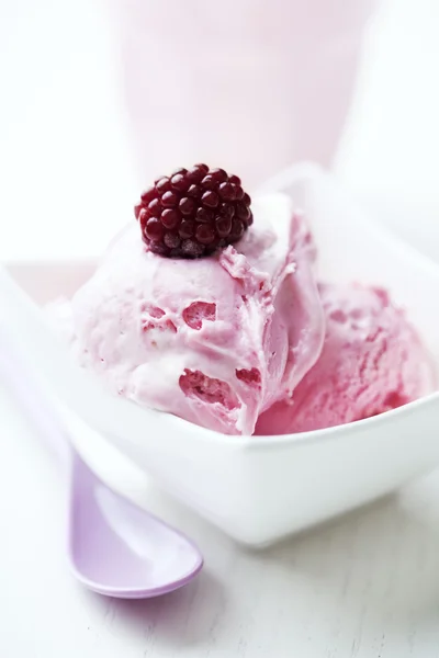 Crème glacée framboise — Photo