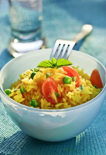 Салат из овощей и риса — стоковое фото