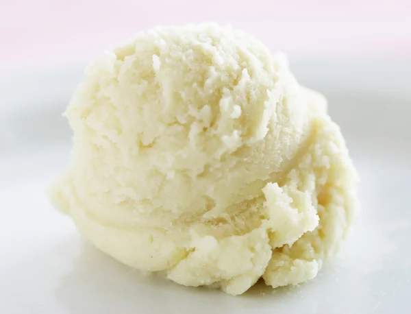 Мороженое и клубника — стоковое фото