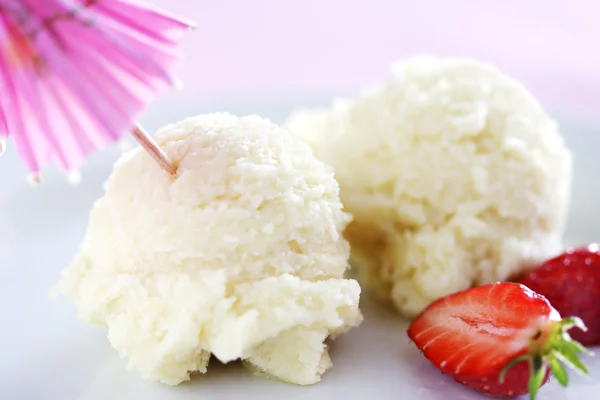 딸기와 아이스크림 — 스톡 사진