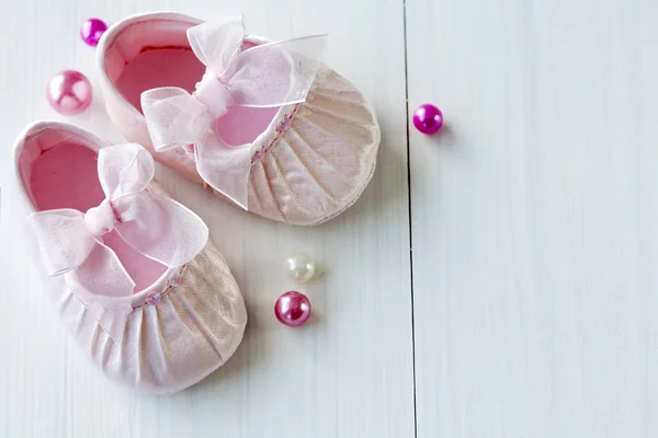 Lindos zapatos de bebé de seda — Foto de Stock