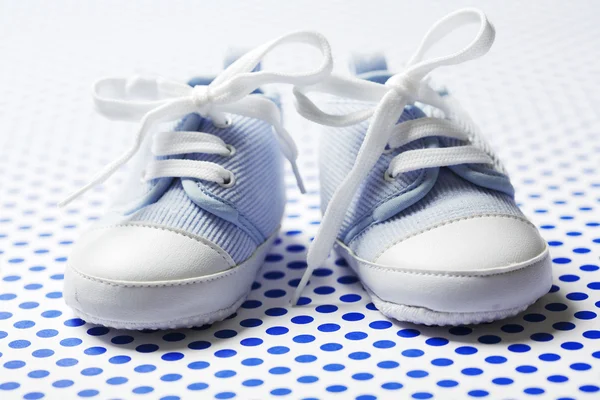 Closeup baby modré boty na — Stock fotografie