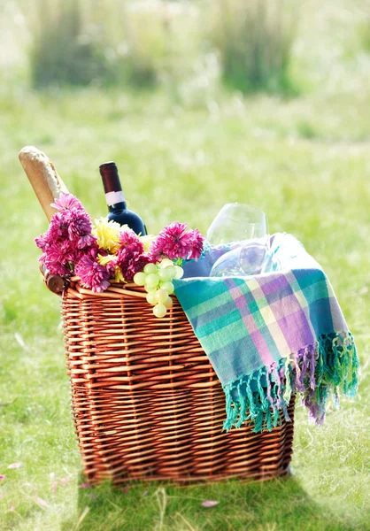 Romantic picnic in mediterranean setting — Stock Photo, Image