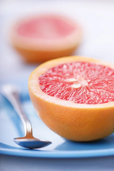 Halved pink grapefruit — Stock Photo, Image
