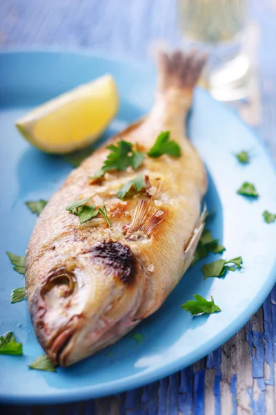 Pesce fresco direttamente dalla griglia, in ambiente taverna greca — Foto Stock