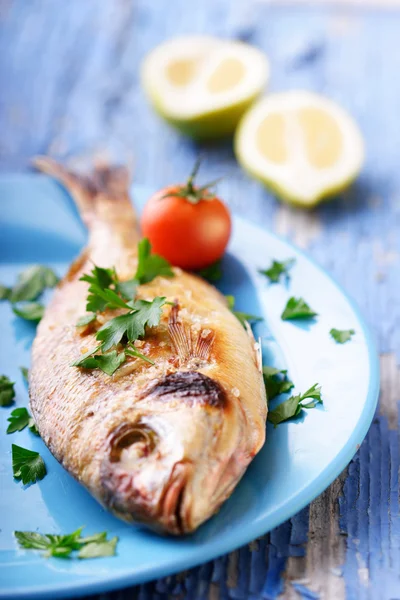 Fresh fish straight from the grill, in greek taverna setting — Stock Photo, Image