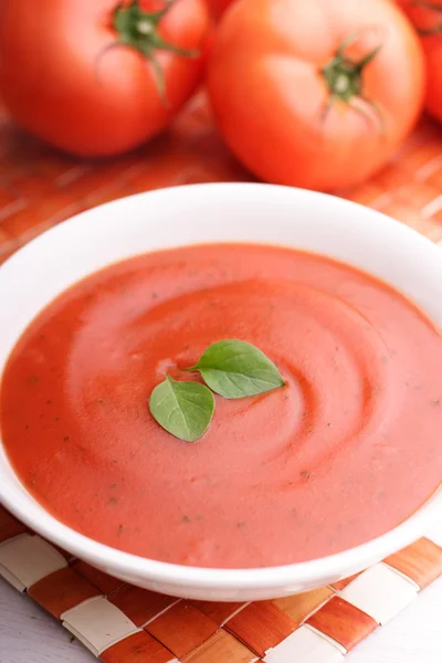 Kremowa zupa pomidorowa z bazylią pozostawia jako ozdoba — Zdjęcie stockowe