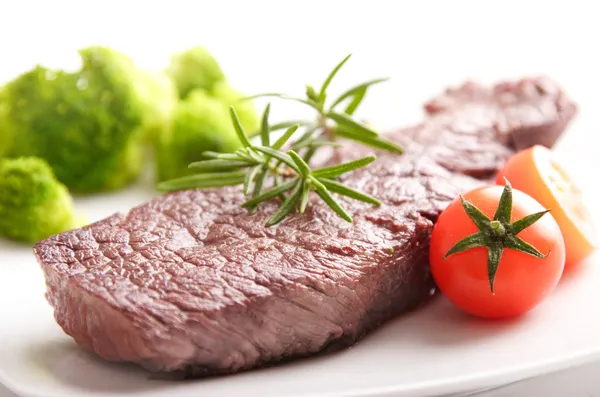 Biberiye, bebek domates ve brokoli ile ihale sığır filetosu biftek — Stok fotoğraf