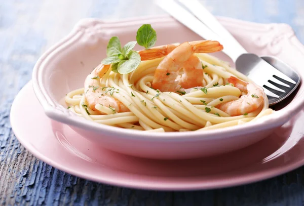 Pasta with shrimps and herbs — Stock Photo, Image