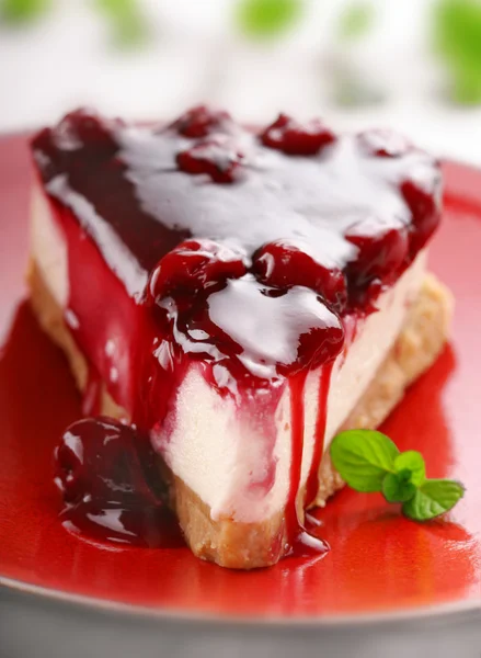Cheesecake de cereja com guarnição de hortelã — Fotografia de Stock