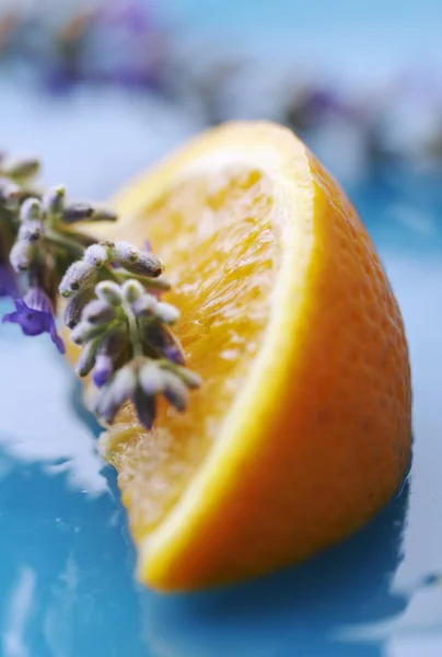 Close-up van sinaasappel en lavendel, zeer ondiepe focus — Stockfoto
