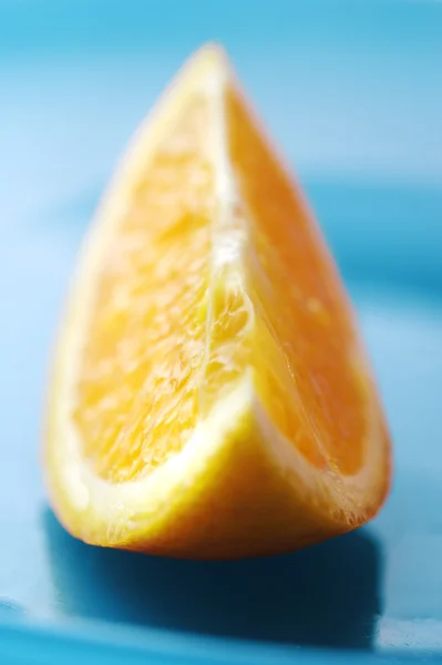 Closeup of juicy orange slice, very shallow focus for a soft contemporary l — Stock Photo, Image