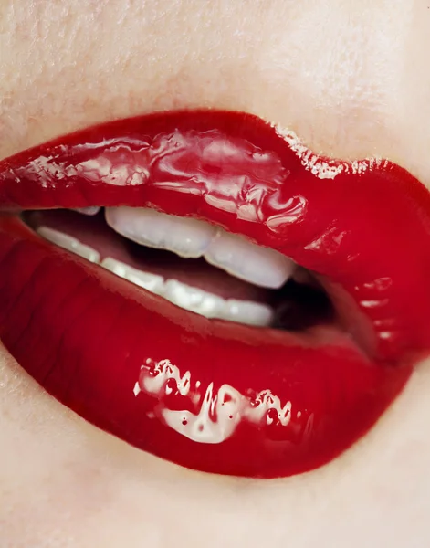 Primer plano de labios con lápiz labial rojo — Foto de Stock
