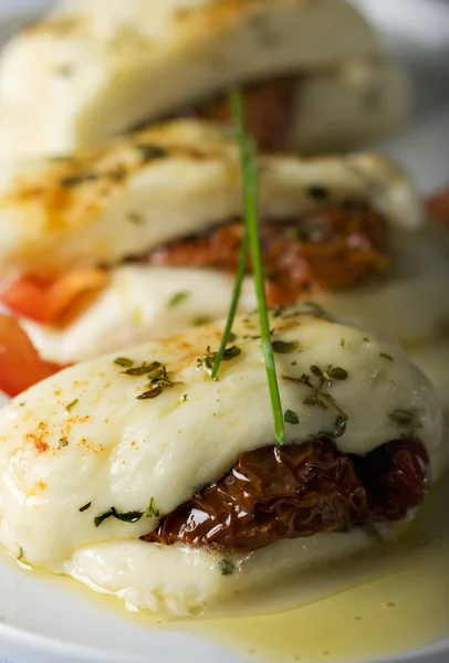 Fromage halloumi chypriote cuit au four — Photo
