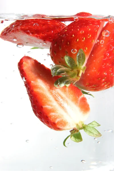 Erdbeeren in sprudelndem Getränk — Stockfoto