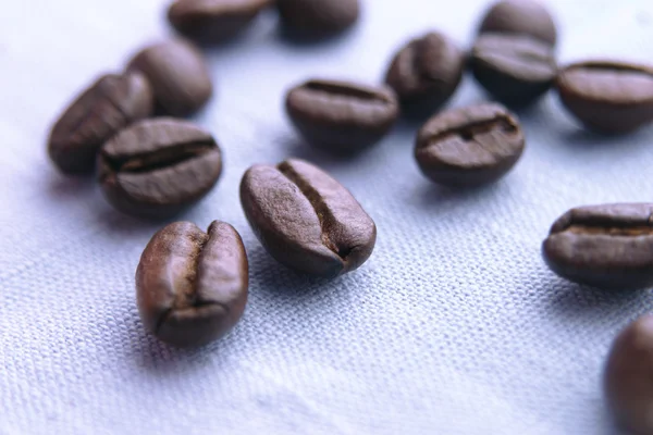 Kaffeebohnen auf Tuch — Stockfoto