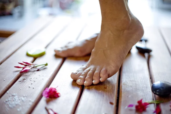 Feet in a fresh setting — Stock Photo, Image
