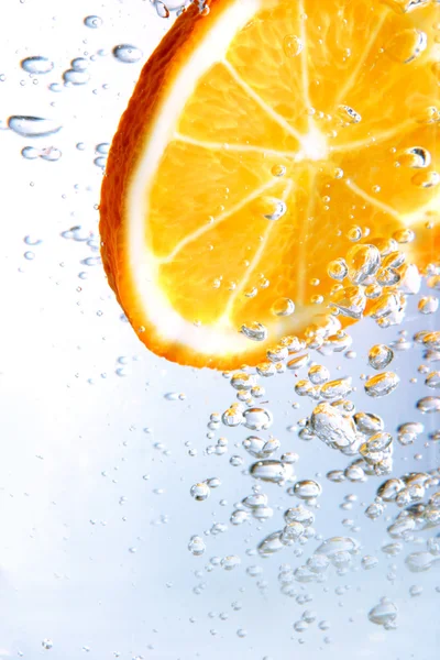 Шматочок апельсина в бульбашковому напої — стокове фото