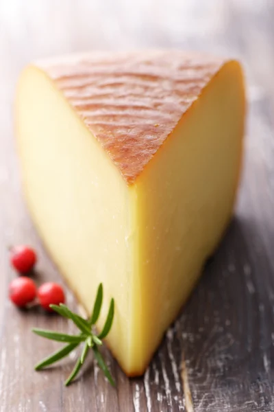 Копченый сыр — стоковое фото