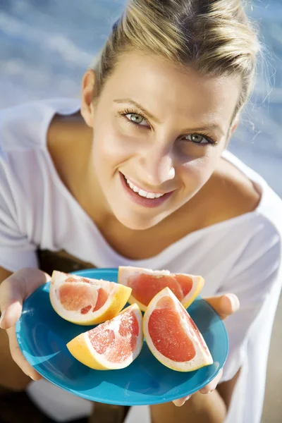Nő, rózsaszín grapefruit — Stock Fotó