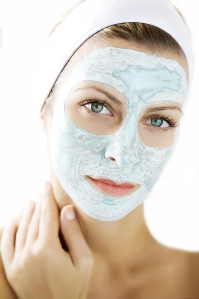 Femme sevrant un masque de peau — Photo