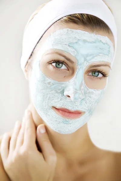 Kvinna weaing en hud mask — Stockfoto