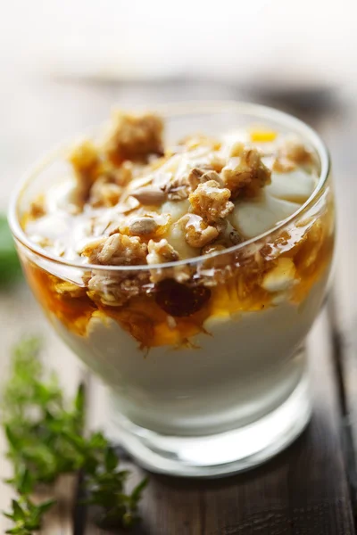 Yogurt with honey and muesli — Stock Photo, Image