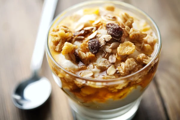 Yogurt with honey and muesli — Stock Photo, Image
