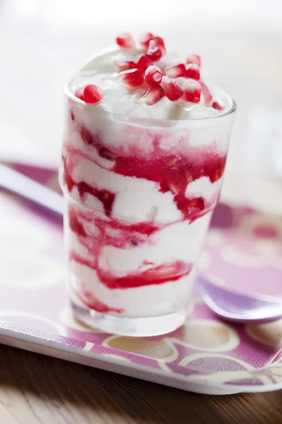 Гранат йогурт — стокове фото